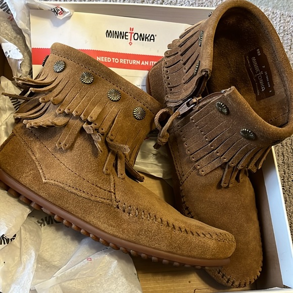 MINNETONKA DOUBLE FRINGE SIDE ZIP BOOTIE - Picture 8 of 10